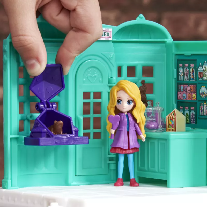 Wizarding World Harry Potter, Magical Minis negozio di dolciumi Honeydukes con 2 figure esclusive e 5 accessori, giocattolo per bambini da 6 anni