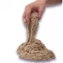 Kinetic Sand, 2 lb sabbia da gioco marrone, giocattolo sensoriale modellabile per bambini, sacchetto richiudibile (confezione può variare), per bambini dai 3 anni