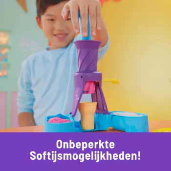 Kinetic Sand, Soft Serve Station, riempimento cestino di Pasqua, contiene 14 oz di sabbia da gioco modellabile (3 colori), 2 cialde per gelato e 2 strumenti