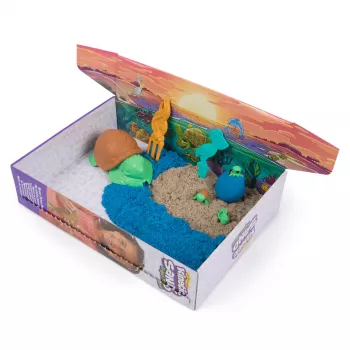 Kinetic Sand, Project Planet Turtle Beach con 397g di sabbia da gioco, strumenti e stampi, materiali sostenibili ed ecologici, giocattolo sensoriale per bambini