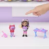 Gabby's Dollhouse, set atelier artistico con 2 personaggi giocattolo, 2 accessori, consegna e mobile, giocattolo per bambini dai 3 anni