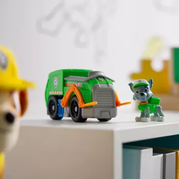 PAW Patrol, camion riciclaggio di Rocky, auto giocattolo con action figure da collezione, giocattolo sostenibile per bambini e bambine dai 3 anni