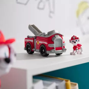 PAW Patrol, il camion dei pompieri di Marshall, veicolo giocattolo con action figure da collezione, giocattolo per bambini e bambine dai 3 anni prodotto in modo sostenibile