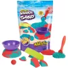 Set sabbia cinetica per bambini Spinmaster Mold n' Flow 1,5 lb rosso e turchese con 3 strumenti (dai 3 anni)
