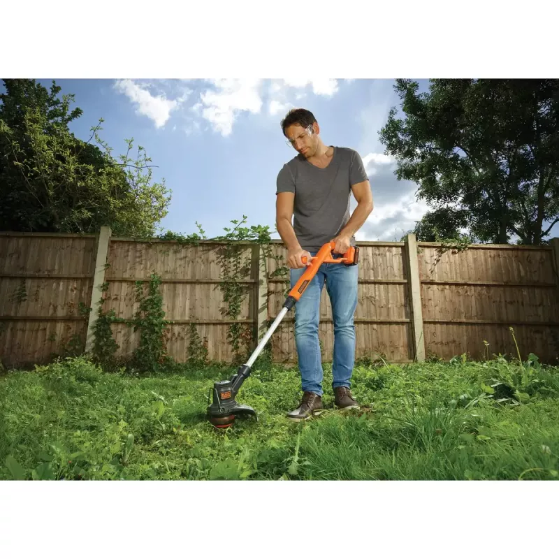 Black & Decker ST182320-QW tagliabordi a batteria, 18 V, 2,0 Ah Li-Ion, larghezza di taglio 25 cm, con batteria e caricabatterie, arancione/nero
