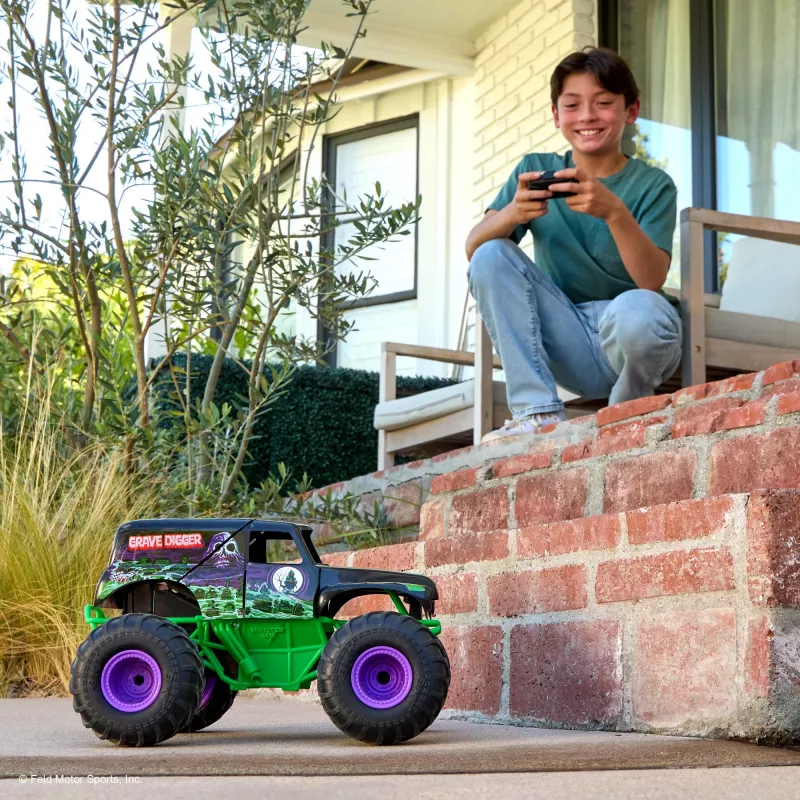 Monster Jam, veicolo radiocomandato ufficiale Smash & Bash Grave Digger per interni ed esterni, monster truck riparabile in scala 1:15, giocattolo per bambini e bambine da 4 anni