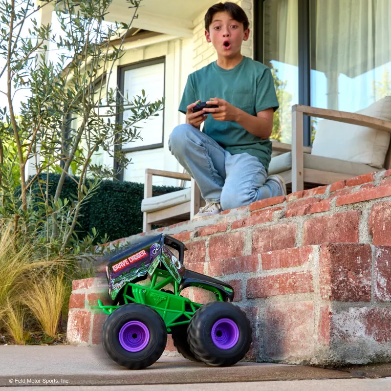 Monster Jam, veicolo radiocomandato ufficiale Smash & Bash Grave Digger per interni ed esterni, monster truck riparabile in scala 1:15, giocattolo per bambini e bambine da 4 anni