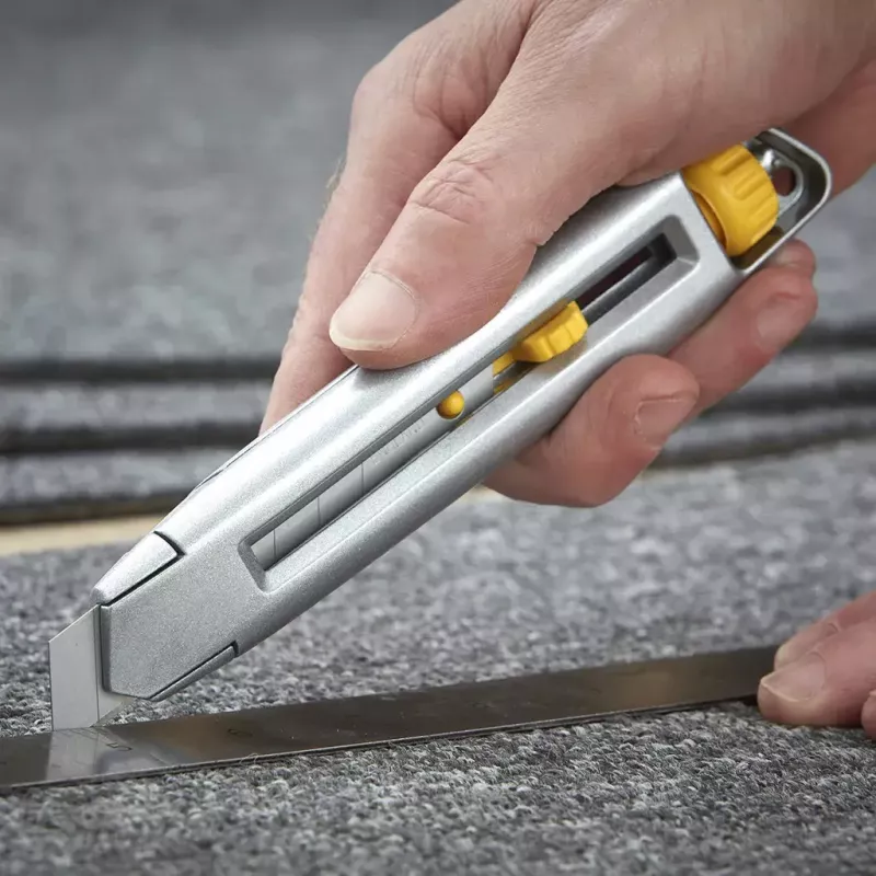 Taglierino a lama spezzabile Stanley Interlock 18 mm