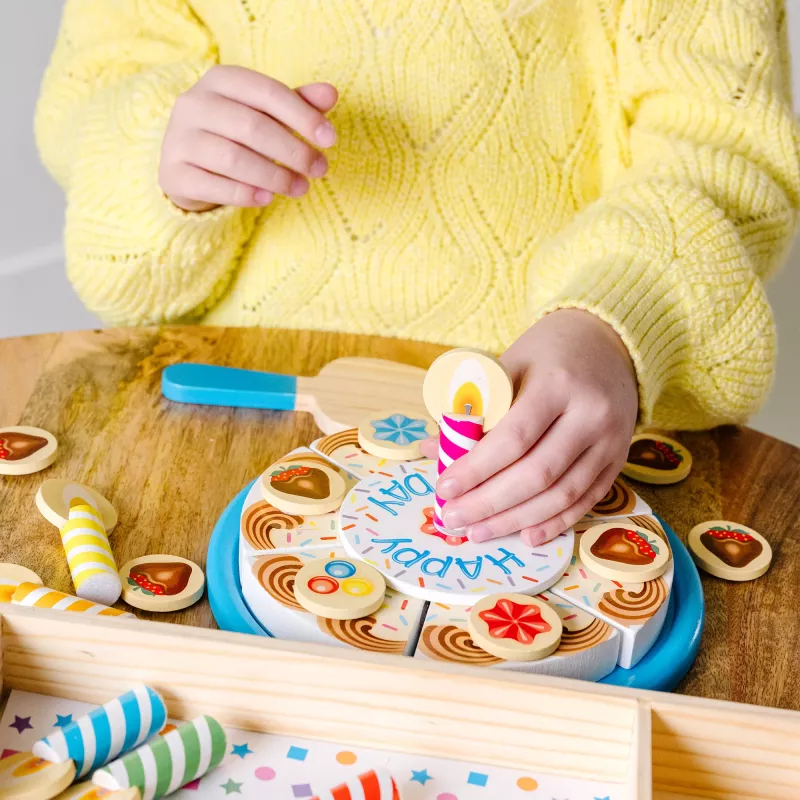 Melissa & Doug torta di compleanno – cibo giocattolo in legno con decorazioni da mescolare e 7 candeline
