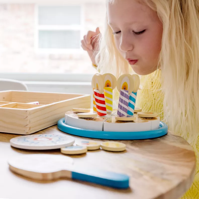 Melissa & Doug torta di compleanno – cibo giocattolo in legno con decorazioni da mescolare e 7 candeline