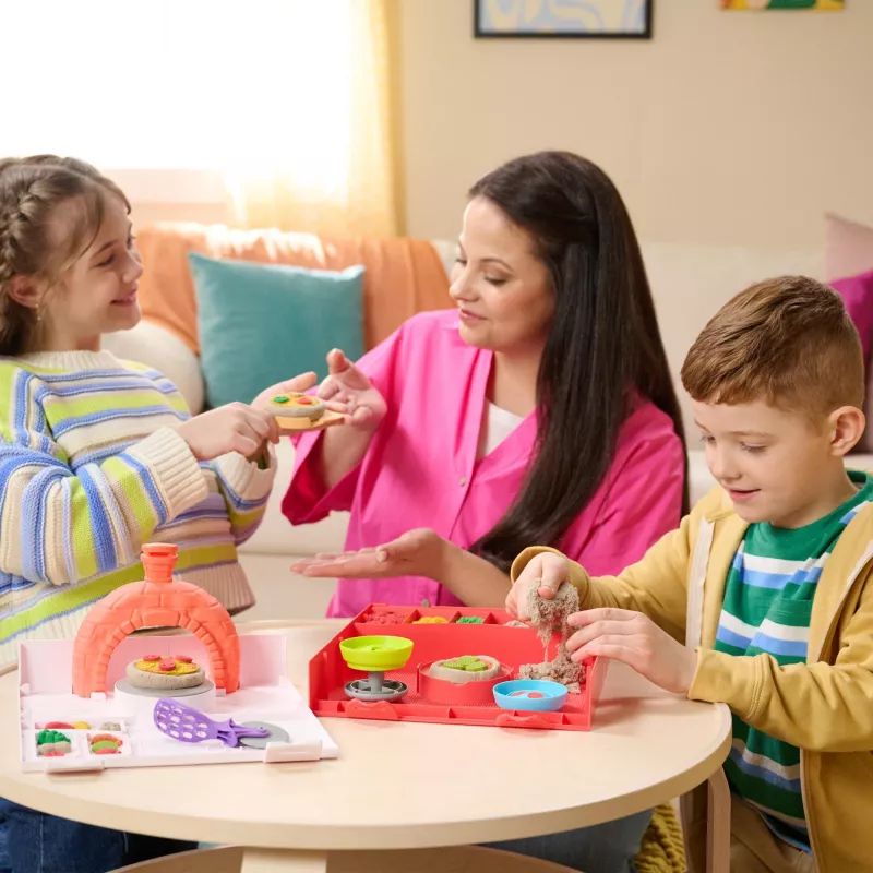 Kinetic Sand, SquishPizza set da gioco forno per pizza che lievita, regali creativi di Pasqua, include 1 lb di sabbia modellabile e 5 utensili, cibo giocattolo artigianato giocattolo per bambini