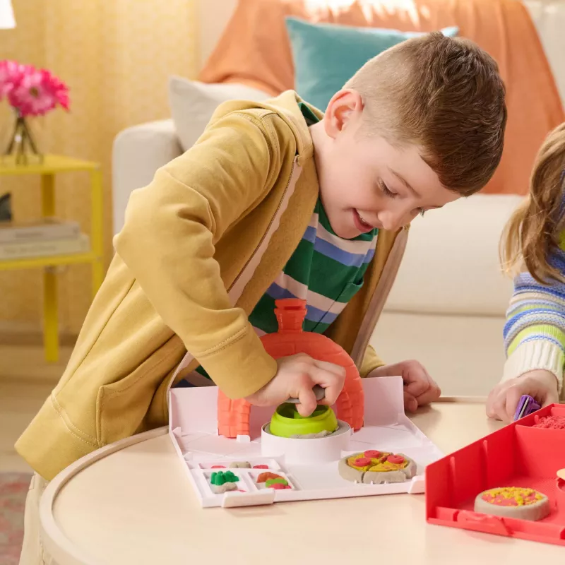 Kinetic Sand, SquishPizza set da gioco forno per pizza che lievita, regali creativi di Pasqua, include 1 lb di sabbia modellabile e 5 utensili, cibo giocattolo artigianato giocattolo per bambini