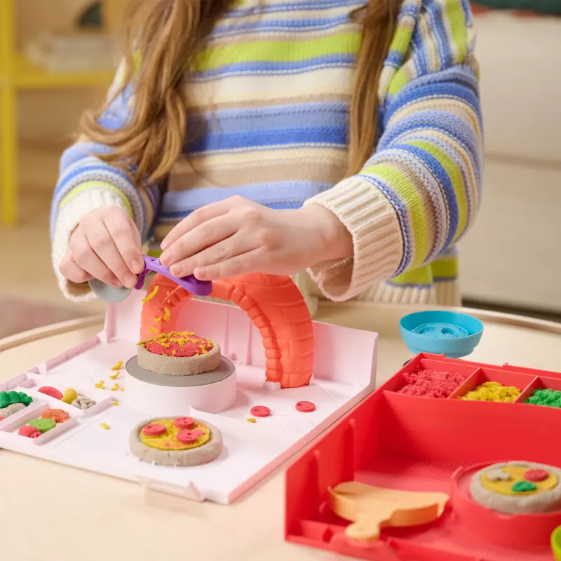 Kinetic Sand, SquishPizza set da gioco forno per pizza che lievita, regali creativi di Pasqua, include 1 lb di sabbia modellabile e 5 utensili, cibo giocattolo artigianato giocattolo per bambini