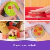 Kinetic Sand, SquishPizza set da gioco forno per pizza che lievita, regali creativi di Pasqua, include 1 lb di sabbia modellabile e 5 utensili, cibo giocattolo artigianato giocattolo per bambini