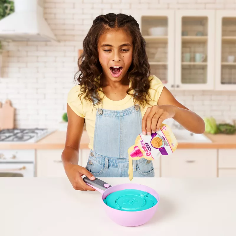 Moose Toys Cookeez Makery Pancake, cibo giocattolo, 5 anni