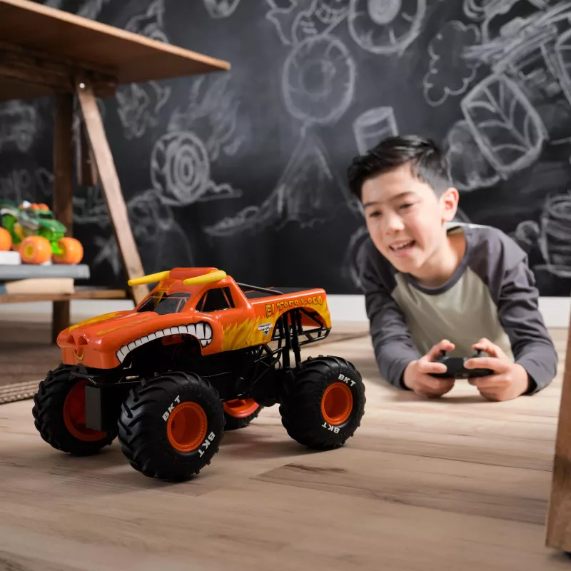 Monster Jam , El Toro Loco RC Monster Truck con effetti fumo Atomizer, scala 1:15, giocattolo per bambini e bambine da 3 anni