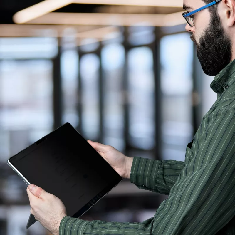 StarTech.com filtro privacy a 4 vie per laptop Surface Pro 8/9/X da 13 pollici, verticale/orizzontale, touch, angolo di visuale +/- 30°, blocca fino al 51% della luce blu, antiriflesso