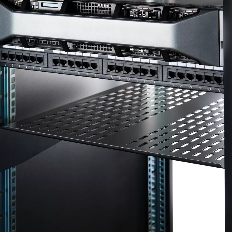 StarTech.com CABSHELF22V ripiano fisso ventilato 2U per rack server, 19″, profondità 22″ (55,9 cm), fino a 22 kg, acciaio, nero