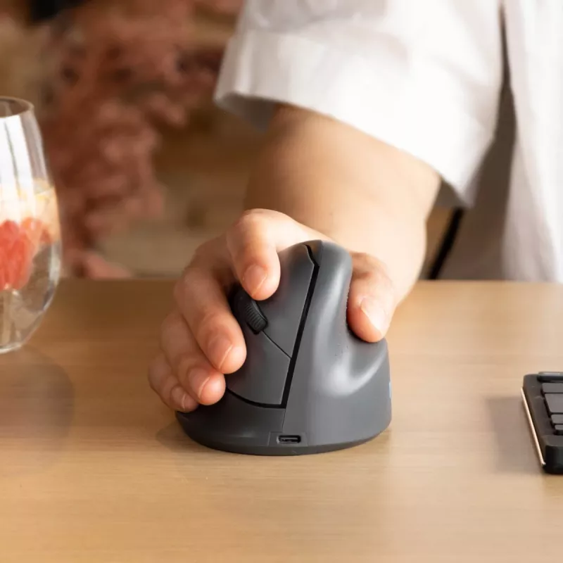 R-Go Tools mouse verticale R-Go HE Basic, mouse ergonomico, medio (dimensione mano ≥ 185 mm), per destrorsi, Bluetooth, grigio