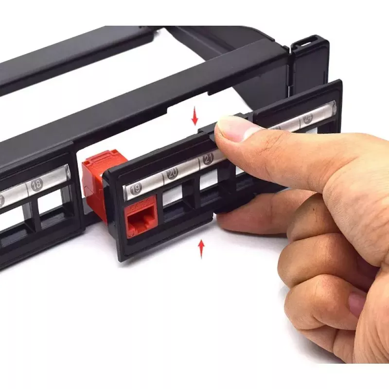 Patch panel modulare Techly 24 posti UTP con moduli estraibili 1HE nero