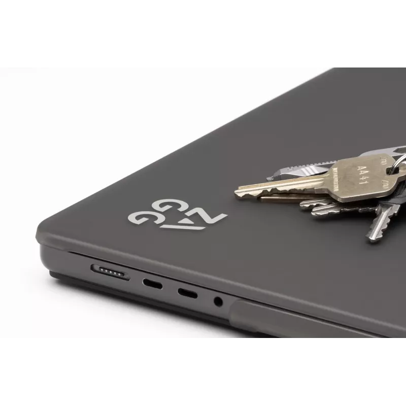 Custodia rigida Zagg per MacBook Pro 14 M3/M2/M1 — finitura Smoke, custodia protettiva a incastro
