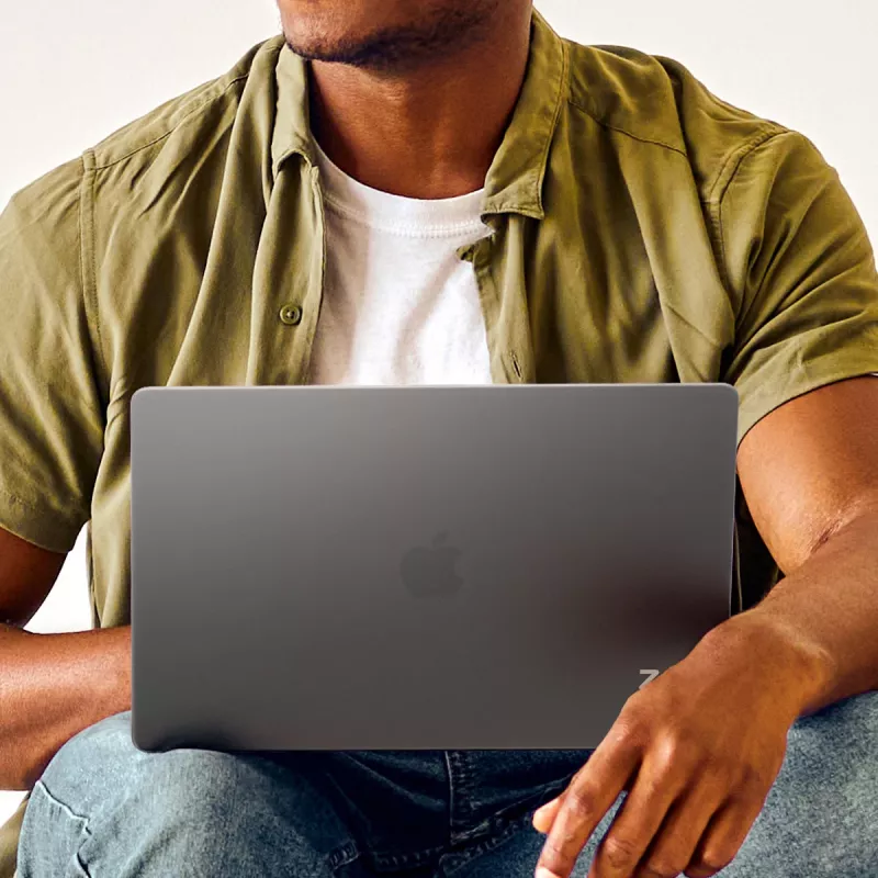 Custodia rigida Zagg per MacBook Pro 14 M3/M2/M1 — finitura Smoke, custodia protettiva a incastro