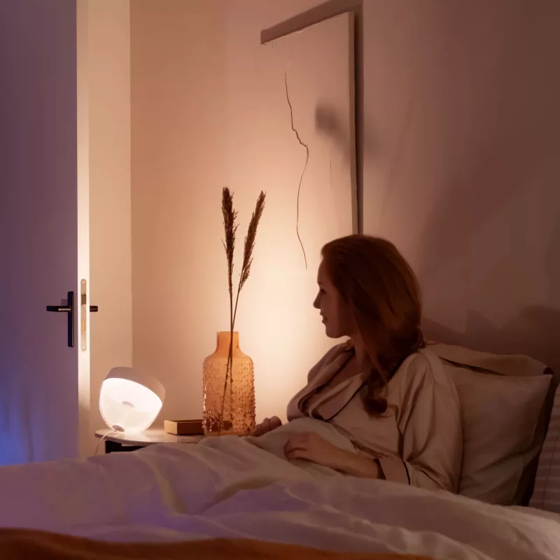 Philips Hue White and Colour Ambiance Iris lampada da tavolo smart, Bluetooth/Zigbee, 570 lm, 8,1 W, alluminio, nera