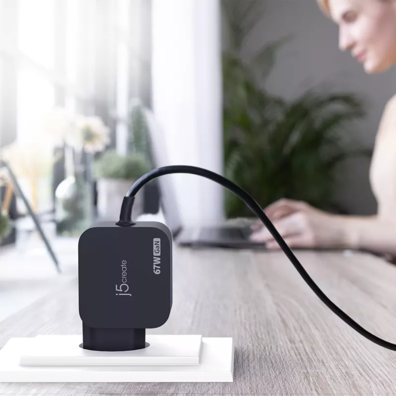 j5create JUP1565DCE3A-EN caricabatterie mini 67W GaN PD USB-C® con 3 tipi di connettori DC - EU