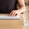 R-Go Tools tastiera ergonomica R-Go Compact Break, tastiera compatta con software per le pause, QWERTZ (DE), Bluetooth, bianco