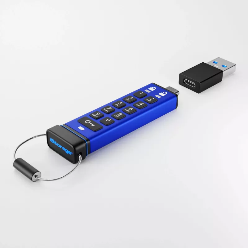 iStorage datAshur PRO+C 32GB | certificato FIPS 140-3 Livello 3 | unità USB Type-C sicura | crittografia hardware AES-XTS 256 bit | protetta da PIN | adattatore tipo C-A incluso