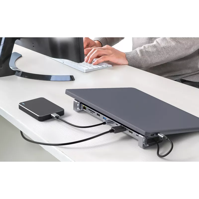 Manhattan dock/hub USB-C con lettore di schede e MST, porte (x7): Ethernet, HDMI (x2 4K@60Hz), USB-A (x3) e USB-C, con Power Delivery (PD) 100 W – richiede caricabatterie USB-C esterno (non incluso). Alimentato via USB (nessun alimentatore esterno necessario) se PD non viene utilizzato