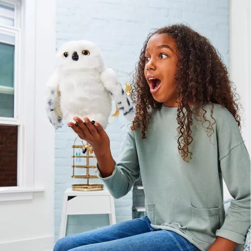 Wizarding World Harry Potter, Edvige incantata civetta interattiva con oltre 15 suoni e movimenti e busta di Hogwarts, giocattolo per bambini dai 5 anni