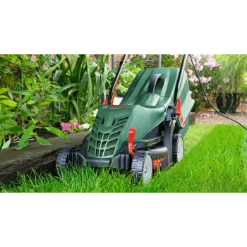 Bosch UniversalRotak rasaerba con trazione a ruote AC verde