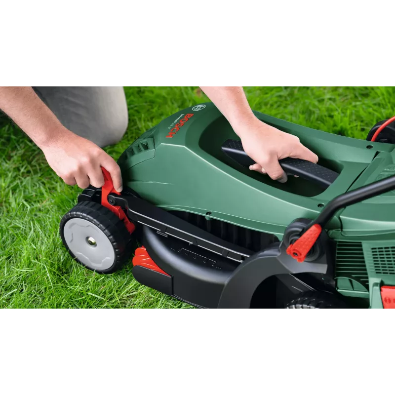 Bosch UniversalRotak rasaerba con trazione a ruote AC verde
