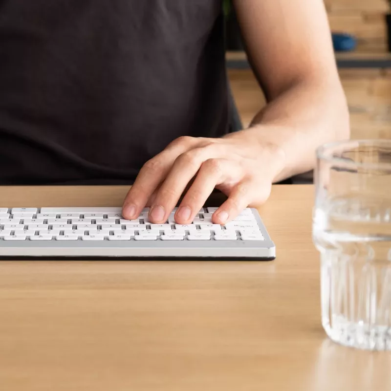 R-Go Tools tastiera ergonomica R-Go Compact Break, tastiera compatta con software per le pause, AZERTY (BE), Bluetooth, bianco