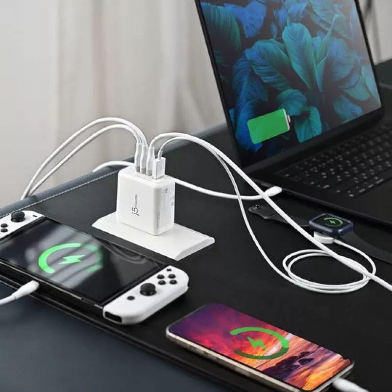 Caricabatterie j5 create 70W GaN USB-C a 4 porte — per interni, alimentato in CA, compatibile universalmente, bianco