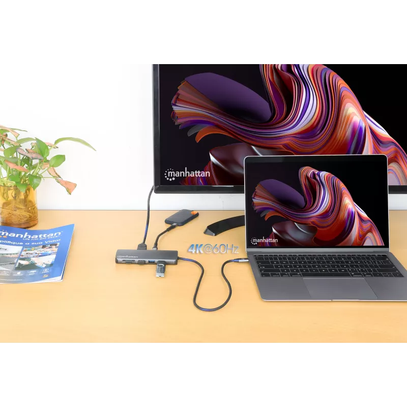 Dock/hub USB-C Manhattan con lettore di schede, porte (x7): Ethernet, HDMI, USB-A (x3) e USB-C (x2), con Power Delivery (PD) 100 W – richiede caricabatterie USB-C esterno (non incluso). Alimentato via USB (nessun alimentatore esterno necessario) quando PD non è utilizzato.