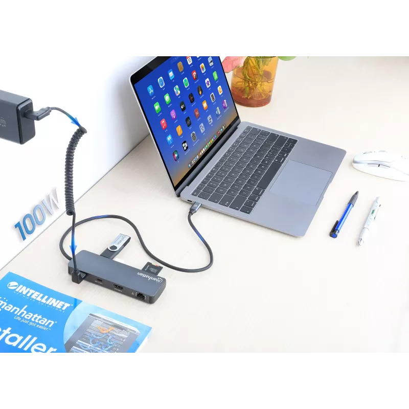 Dock/hub USB-C Manhattan con lettore di schede, porte (x7): Ethernet, HDMI, USB-A (x3) e USB-C (x2), con Power Delivery (PD) 100 W – richiede caricabatterie USB-C esterno (non incluso). Alimentato via USB (nessun alimentatore esterno necessario) quando PD non è utilizzato.