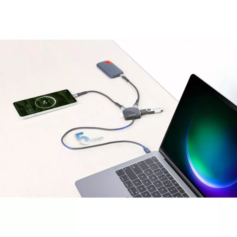 Manhattan dock/hub combo USB-C e USB-A, porte (4): USB-A (x2) e USB-C (x2), 5 Gbit/s (USB 3.2 Gen1 noto anche come USB 3.0), forma angolata per un facile accesso alle porte, alimentato via USB (nessun alimentatore esterno necessario)