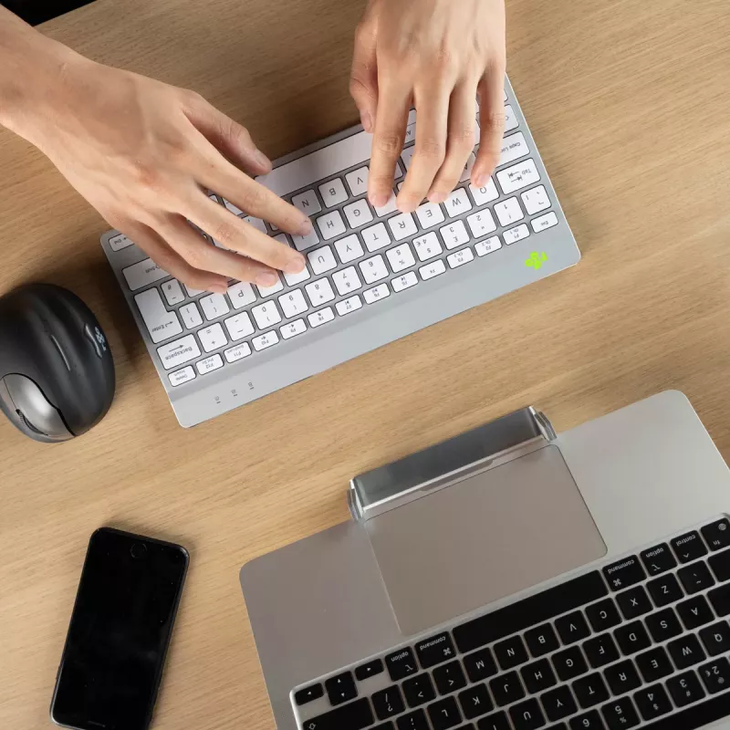R-Go Tools Tastiera ergonomica R-Go Compact Break, tastiera compatta con software per pause, QWERTY (UK), Bluetooth, bianco