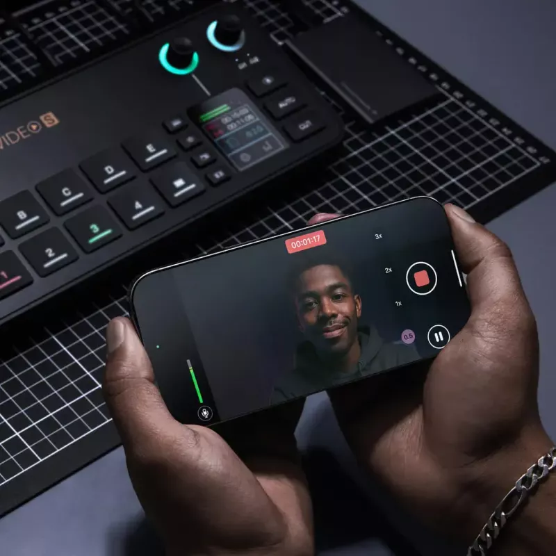 Console di produzione multicanale per podcast e livestream Rode RodeCaster Video S RCVS-E – touchscreen, Wi-Fi, Bluetooth 5.3, 5x USB-C, 3x ingresso HDMI, 1x uscita HDMI, microSD