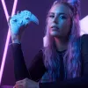Gamepad VICTRIX 052-002-WH con filo e wireless RF/USB, USB-C, 2000mAh, PC/PS4/PS5, viola/bianco