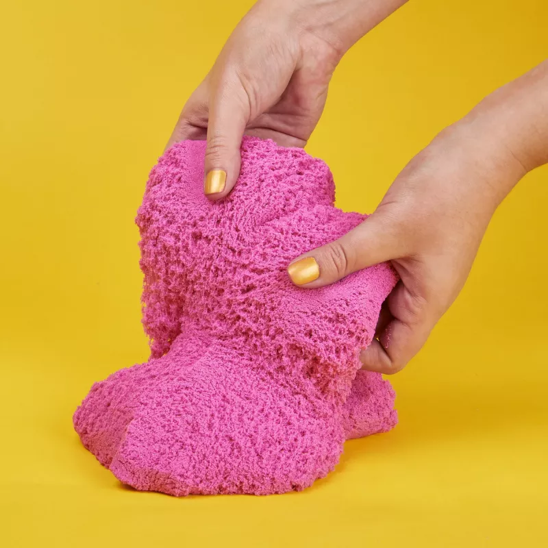Kinetic Sand, 2 lbs Crystal Pink sabbia gioco glitter (confezione può variare), sabbia sensoriale modellabile per bambini da 3 anni