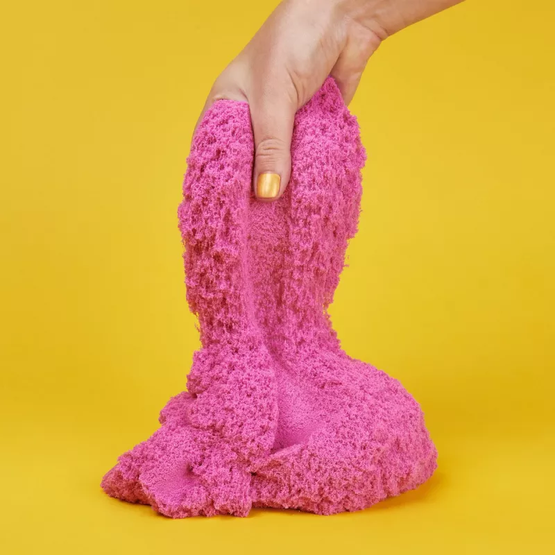 Kinetic Sand, 2 lbs Crystal Pink sabbia gioco glitter (confezione può variare), sabbia sensoriale modellabile per bambini da 3 anni