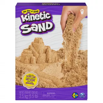 Kinetic Sand, 5,5 lbs (2,5 kg) sabbia gioco marrone naturale per arte e fai da te, sabbiera, Amazon Exclusive (confezione può variare), giocattoli sensoriali modellabili, da 3 anni