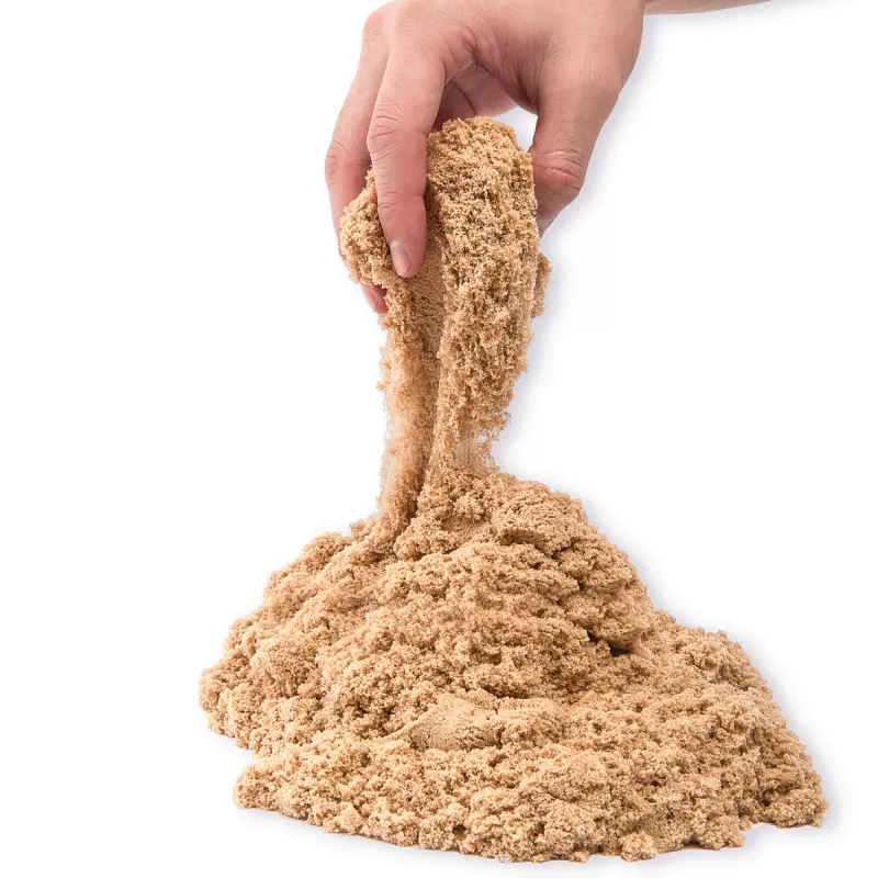 Kinetic Sand, 5,5 lbs (2,5 kg) sabbia gioco marrone naturale per arte e fai da te, sabbiera, Amazon Exclusive (confezione può variare), giocattoli sensoriali modellabili, da 3 anni