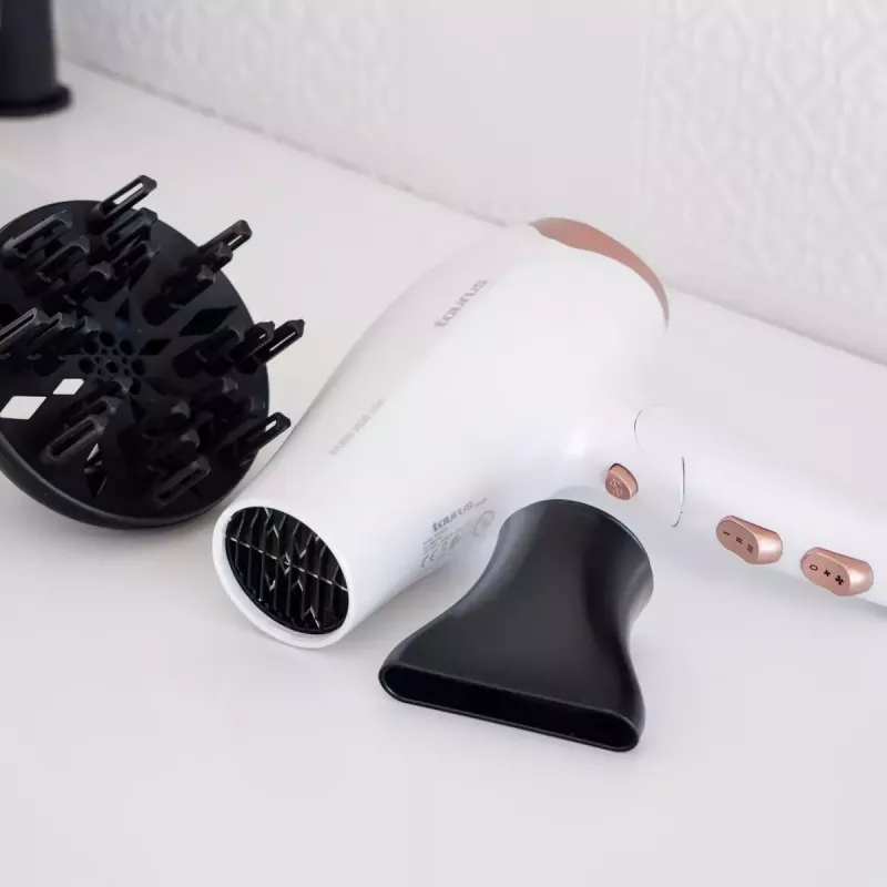Asciugacapelli Taurus STUDIO 2500 IONIC 2400 W bianco con funzione ioni, 3 livelli di calore, 2 velocità, diffusore e concentratore