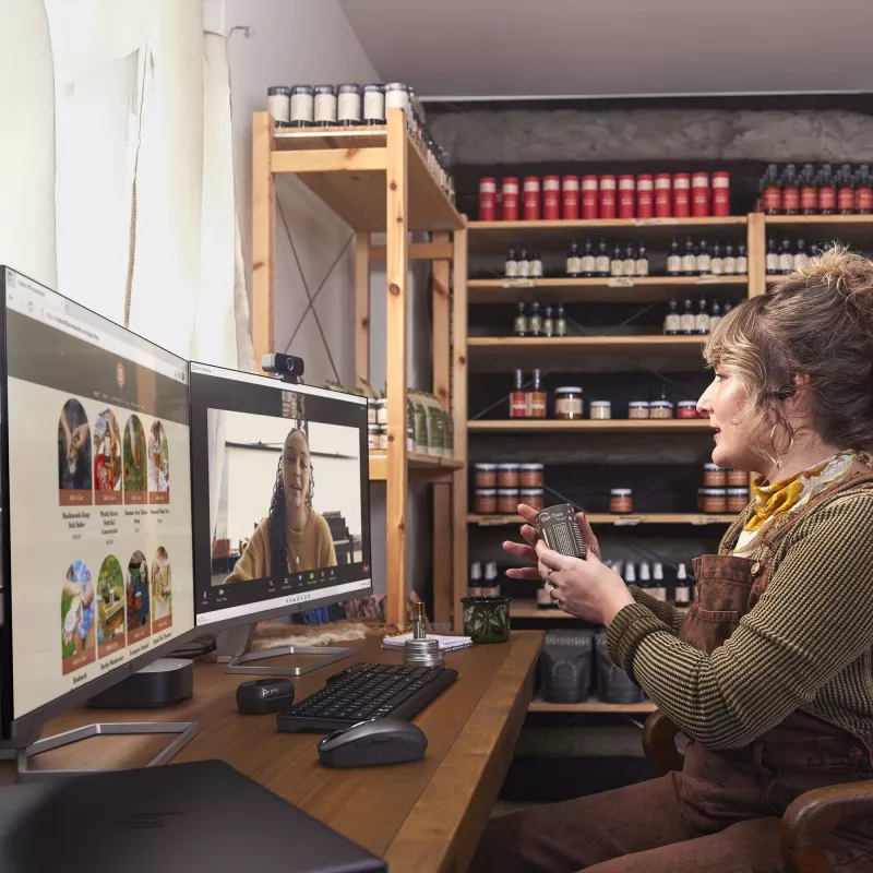 HP Poly Voyager Free 60+ UC Carbon nero auricolari + adattatore BT700 USB-C + custodia di ricarica con touchscreen