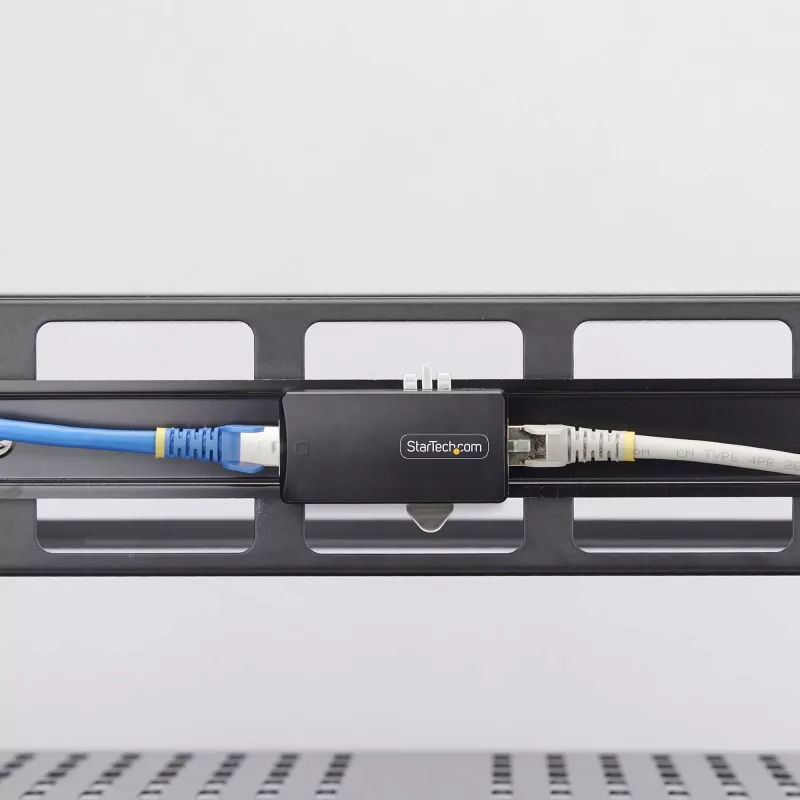 StarTech.com Isolatore di rete Gigabit a 1 porta, compatto accoppiatore Ethernet RJ45 inline con isolamento galvanico 4kV, IP40, montaggio su guida DIN, conforme TAA