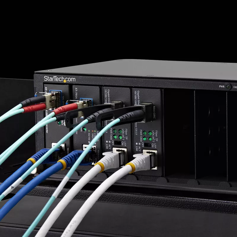 StarTech.com chassis per convertitori media unmanaged 7 slot per serie convertitori media MCM, isolamento completo dell'alimentazione, raffreddamento attivo, rackmount 10 pollici, conforme TAA